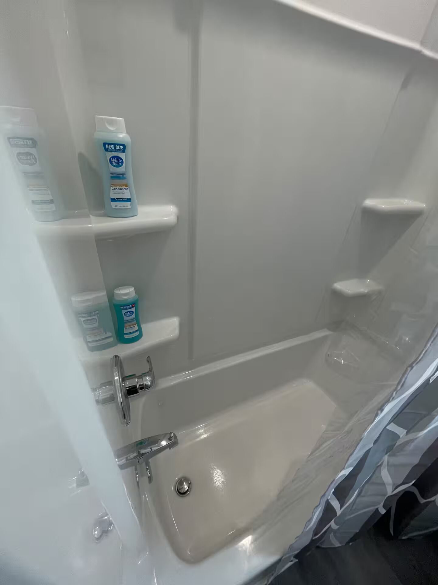 Haartrockner, Handtücher, Seife, Toilettenpapier