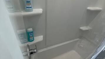 Haartrockner, Handtücher, Seife, Toilettenpapier