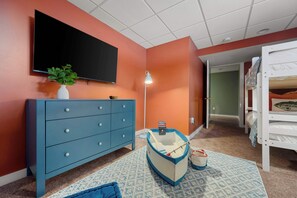 Desk, iron/ironing board, travel cot, WiFi - Wayfinder House | Game Room • Hot Tub • Movie Room (Canandaigua)