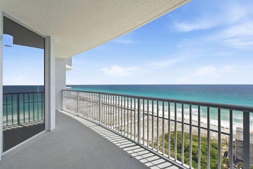 "Heaven on Top" – 15th-Floor Gulf Views, Pool & Hot Tub , Steps to Beach