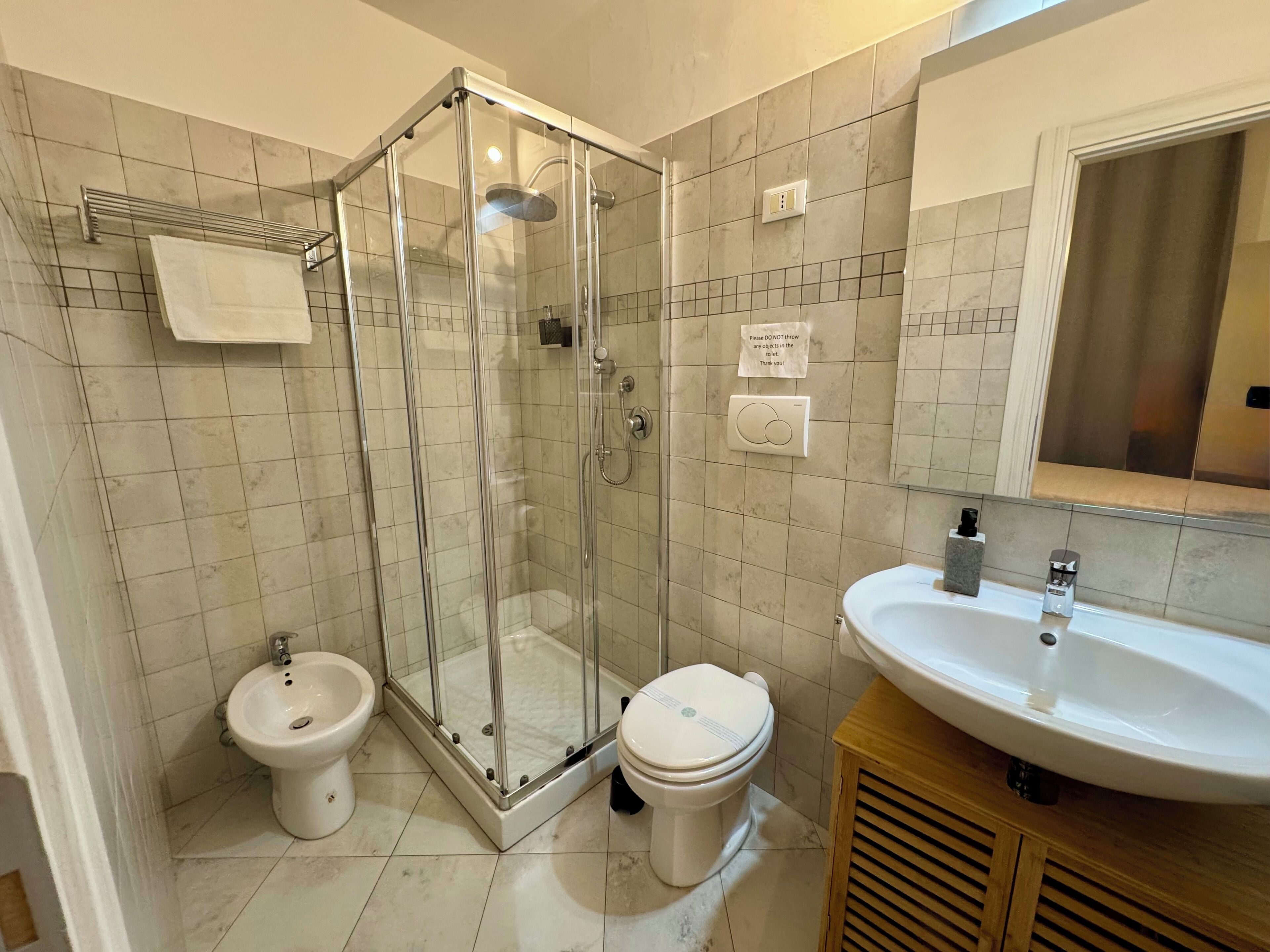 Classic-Zimmer, Balkon | Badezimmer | Haartrockner, Handtücher, Seife, Toilettenpapier