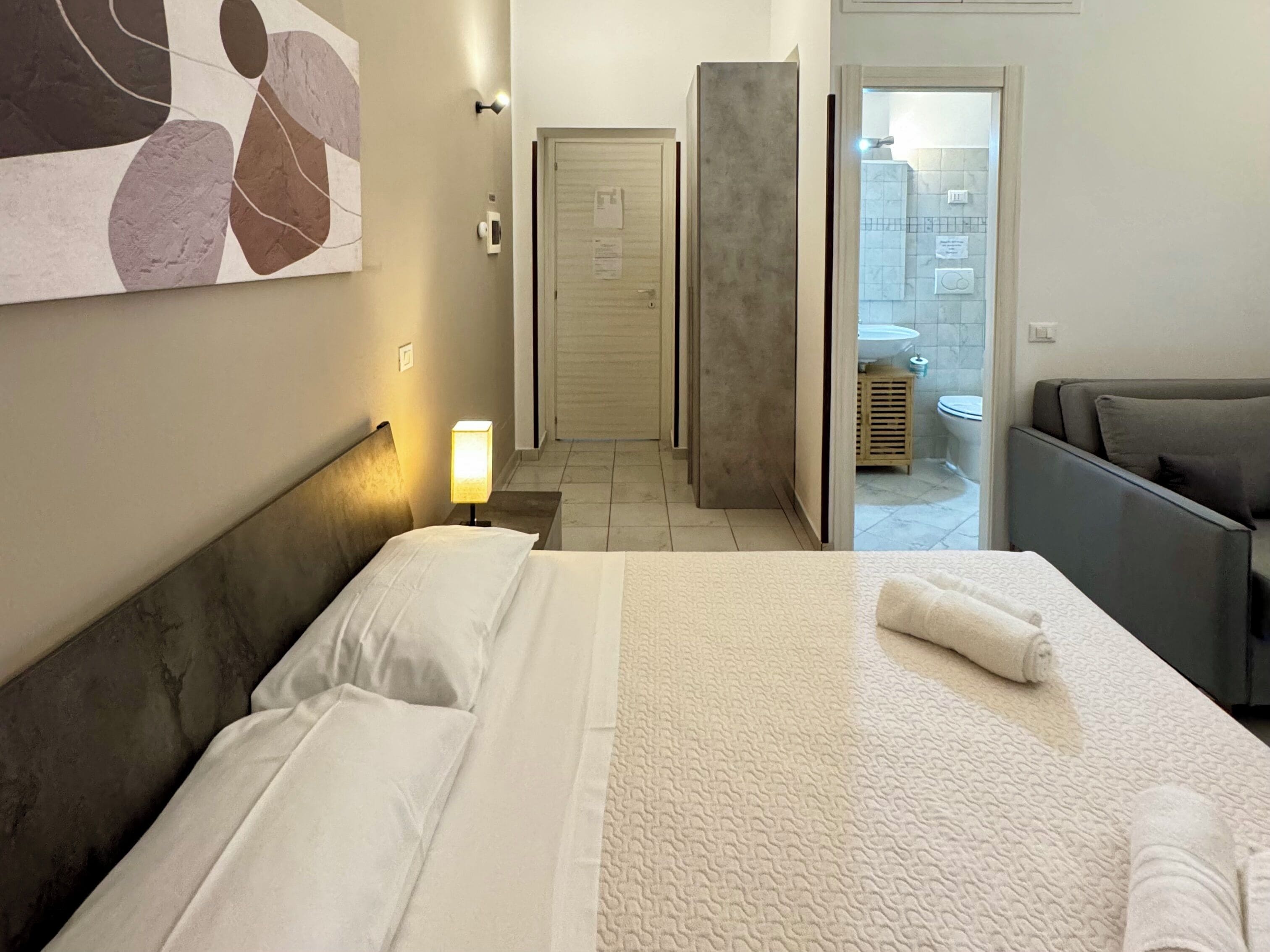 Habitación triple estándar | Cortinas opacas, tabla de planchar con plancha, wifi gratis