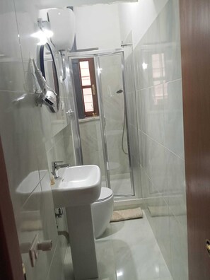 Shower, hair dryer, towels, soap - Vibes Pigneto, central location near metro C stop suitable for families (Roma)