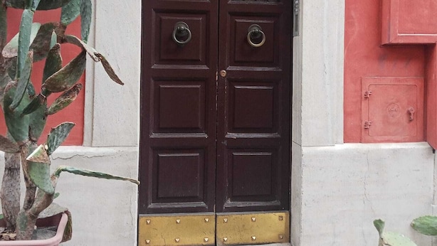 A double door with a metal gate, a potted plant, and a building number 3. - Vibes Pigneto, central location near metro C stop suitable for families (Roma)