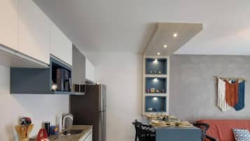 Apartamento luxo | Cozinha privada | Geladeira grande, micro-ondas, talheres/pratos/utensílios de cozinha