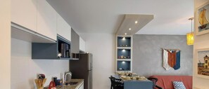Deluxe Apartment | Private kitchen | Full-size fridge, microwave, cookware/dishes/utensils, dining tables - Apartamento Aconchego do Ribeirão - FLN (Florianópolis)