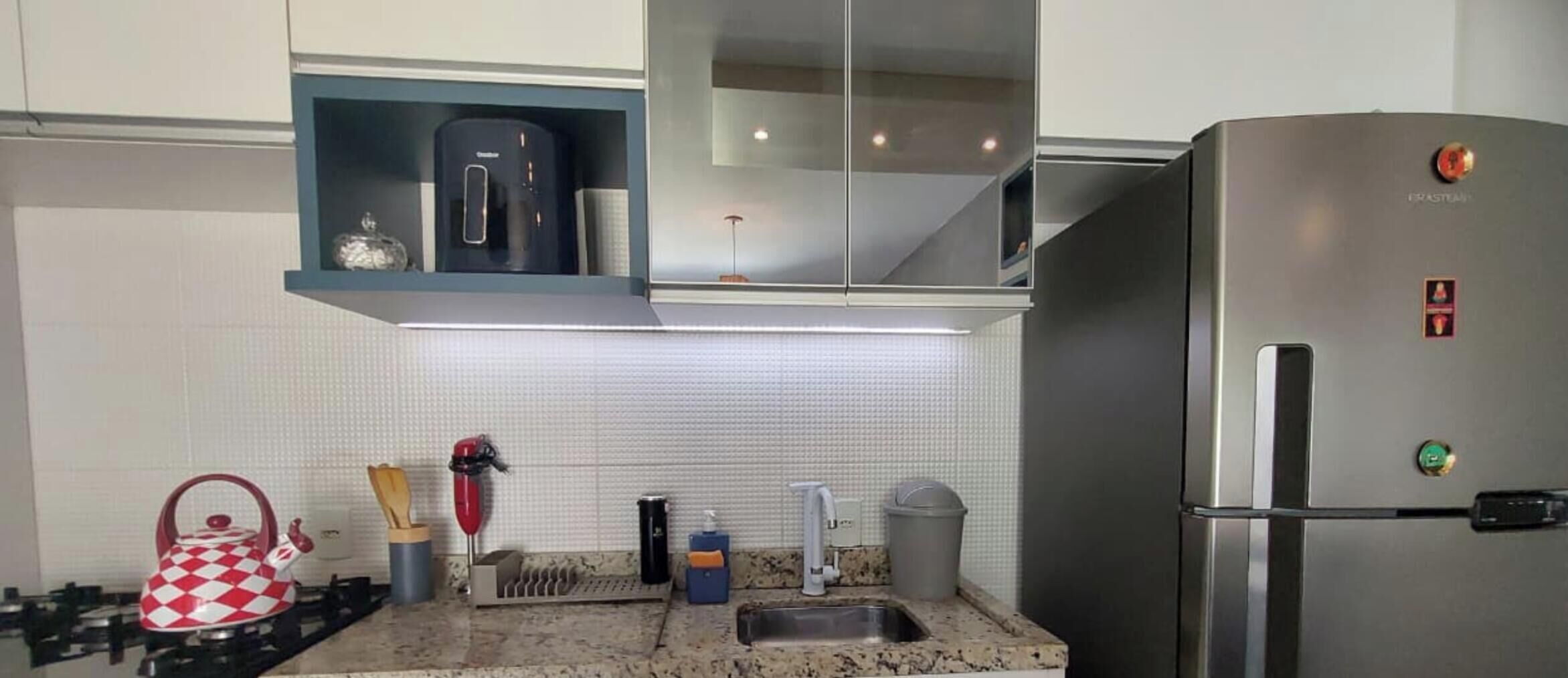 Apartamento luxo | Cozinha privada | Geladeira grande, micro-ondas, talheres/pratos/utensílios de cozinha