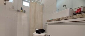 Deluxe Apartment | Bathroom | Shower, hair dryer, towels, toilet paper - Apartamento Aconchego do Ribeirão - FLN (Florianópolis)