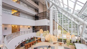 A multi-level atrium with seating areas, a staircase, and large windows. - QSP - Jardim Paulista by Anora Spaces (São Paulo)