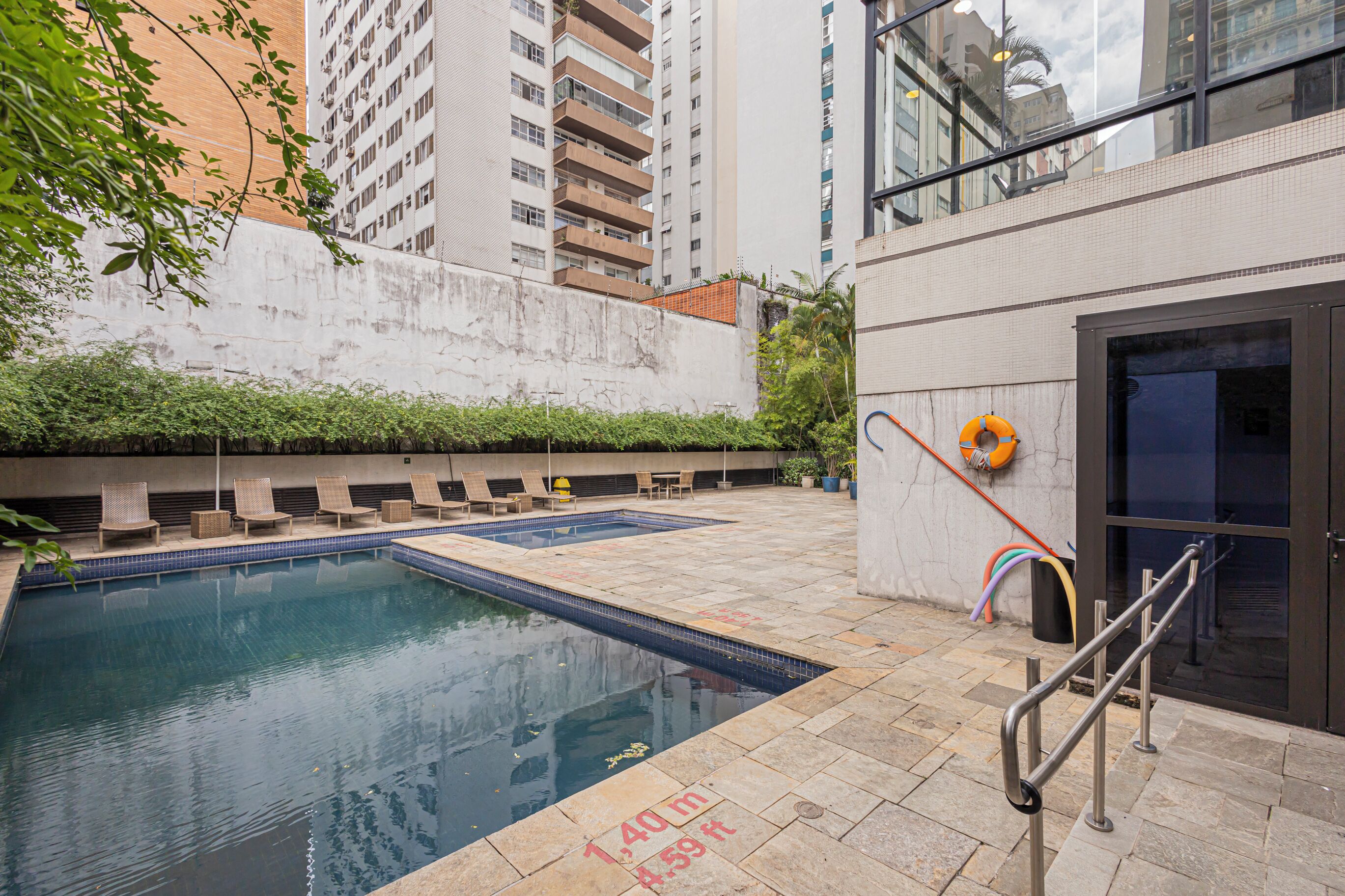 Una piscina al aire libre