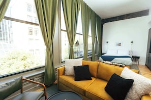 1 bedroom, desk, iron/ironing board, travel cot - Loft 301 The William - 3rd Ave Views - Carrigans (Birmingham)
