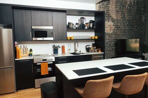 Private kitchen - Loft 301 The William - 3rd Ave Views - Carrigans (Birmingham)