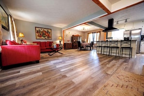 Living area - 10 minutes from downtown (Decatur)