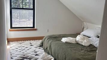 2 bedrooms, internet, bed sheets