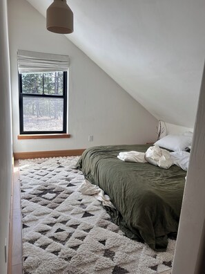 2 bedrooms, Internet, bed sheets - Serene Mountain guesthouse above Lake Chelan, Family Friendly (Chelan)