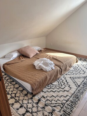 2 bedrooms, Internet, bed sheets - Serene Mountain guesthouse above Lake Chelan, Family Friendly (Chelan)