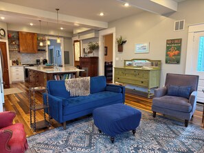 TV - Cromwell House- A historic, restored 4-bedroom home in beautiful South Frankfort (Frankfort)