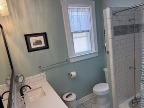 Shower, hair dryer, towels, soap - Cromwell House- A historic, restored 4-bedroom home in beautiful South Frankfort (Frankfort)