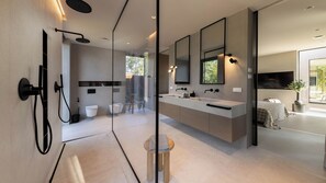 Secadora de cabello, toallas, jabón, papel de baño 