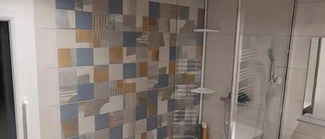 Een douche, een haardroger, handdoeken, zeep
