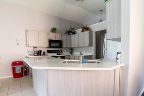 Private kitchen - Enchanted 3BR pool home 10 mins to Disney (Kissimmee)