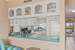Fridge, microwave, oven, stovetop - Pinnacle Port, A-110 (Panama City Beach)