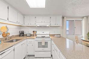 Fridge, microwave, oven, stovetop - Pinnacle Port, A-904 (Laguna Beach)