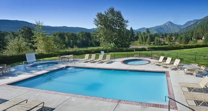 Leavenworth 2BR Mountain Villa – Full Kitchen, Balcony & Near Bavarian Village