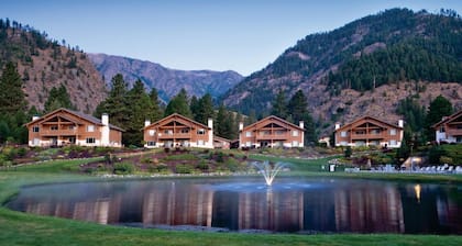 Leavenworth 2BR Mountain Villa – Full Kitchen, Balcony & Near Bavarian Village