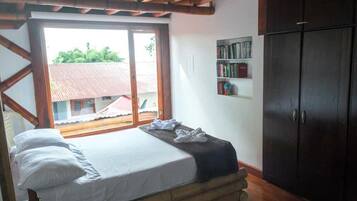2 bedrooms, desk, free WiFi, bed sheets