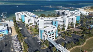 Un hotel sulla costa con diversi edifici, parcheggi e un porto turistico.