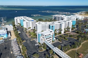 Ein Hotel an der Küste mit mehreren Gebäuden, Parkplätzen und einem Hafen.