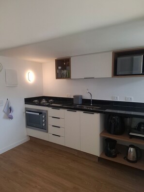 Appartamento | Cucina privata | Frigorifero con congelatore, microonde, pentole/stoviglie/utensili