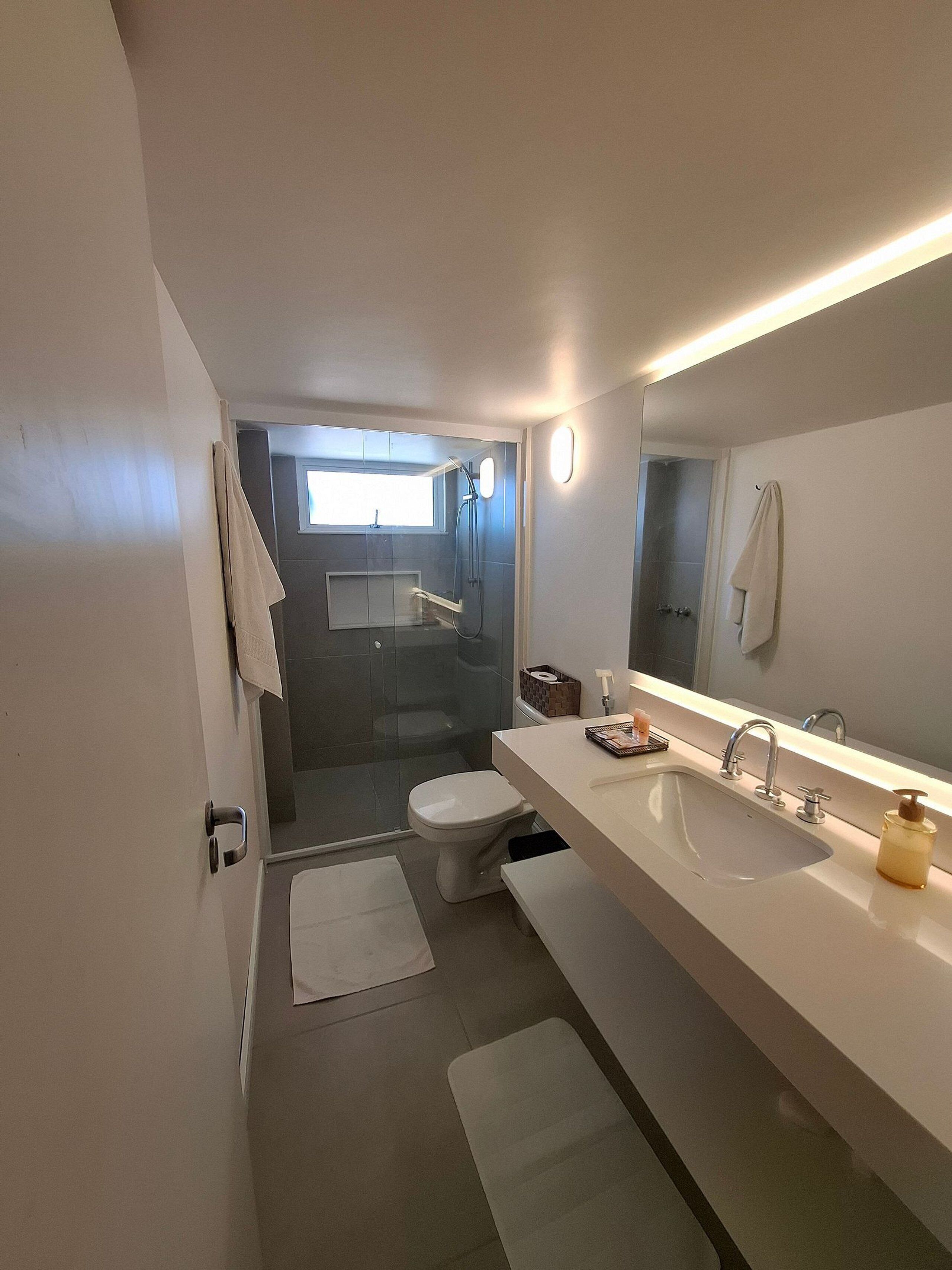 Apartment | Badezimmer | Kostenlose Toilettenartikel, Seife, Shampoo, Toilettenpapier