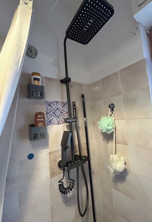 Shower, hair dryer, towels, soap - Depa.completo 40m2 (4 per)parking, balcón, 10 minutos de la playa. (Scalea)