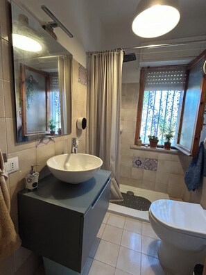 Shower, hair dryer, towels, soap - Depa.completo 40m2 (4 per)parking, balcón, 10 minutos de la playa. (Scalea)