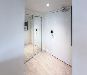 Interior - Luxe 2BR/2BA | City+Mountain Views | Central Vancouver l Free Parking (Vancouver)