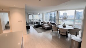 Un salon moderne avec un canapé, une table basse et un coin repas.