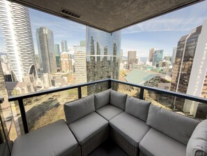 Property grounds - Luxe 2BR/2BA | City+Mountain Views | Central Vancouver l Free Parking (Vancouver)