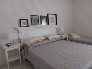 2 bedrooms, iron/ironing board, WiFi, bed sheets - Convent Palace (Barrafranca)