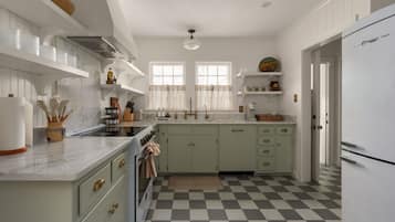 Deluxe House, 4 Bedrooms, Non Smoking | Private kitchen