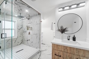 Shower, hair dryer, bidet, towels - Our stylish, comfy home in wine country blends relaxation & convenience. (Niagara-on-the-Lake)