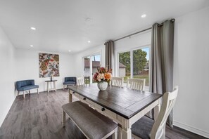Dining - Our stylish, comfy home in wine country blends relaxation & convenience. (Niagara-on-the-Lake)