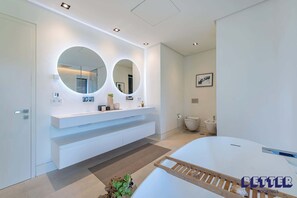 Shower, hair dryer, towels, shampoo - Villa Rabella - 5BR Luxury Amenities Seaviews (La Alquería-El Paraíso)