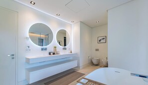 Shower, hair dryer, towels, shampoo - Villa Rabella - 5BR Luxury Amenities Seaviews (La Alquería-El Paraíso)