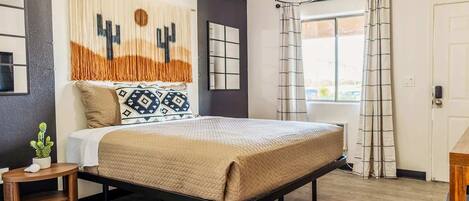Travel crib, WiFi, bed sheets