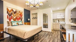 Travel crib, WiFi, bed sheets - Desert Studio | Fast WiFi, Gym & Kitchen (Tolleson)