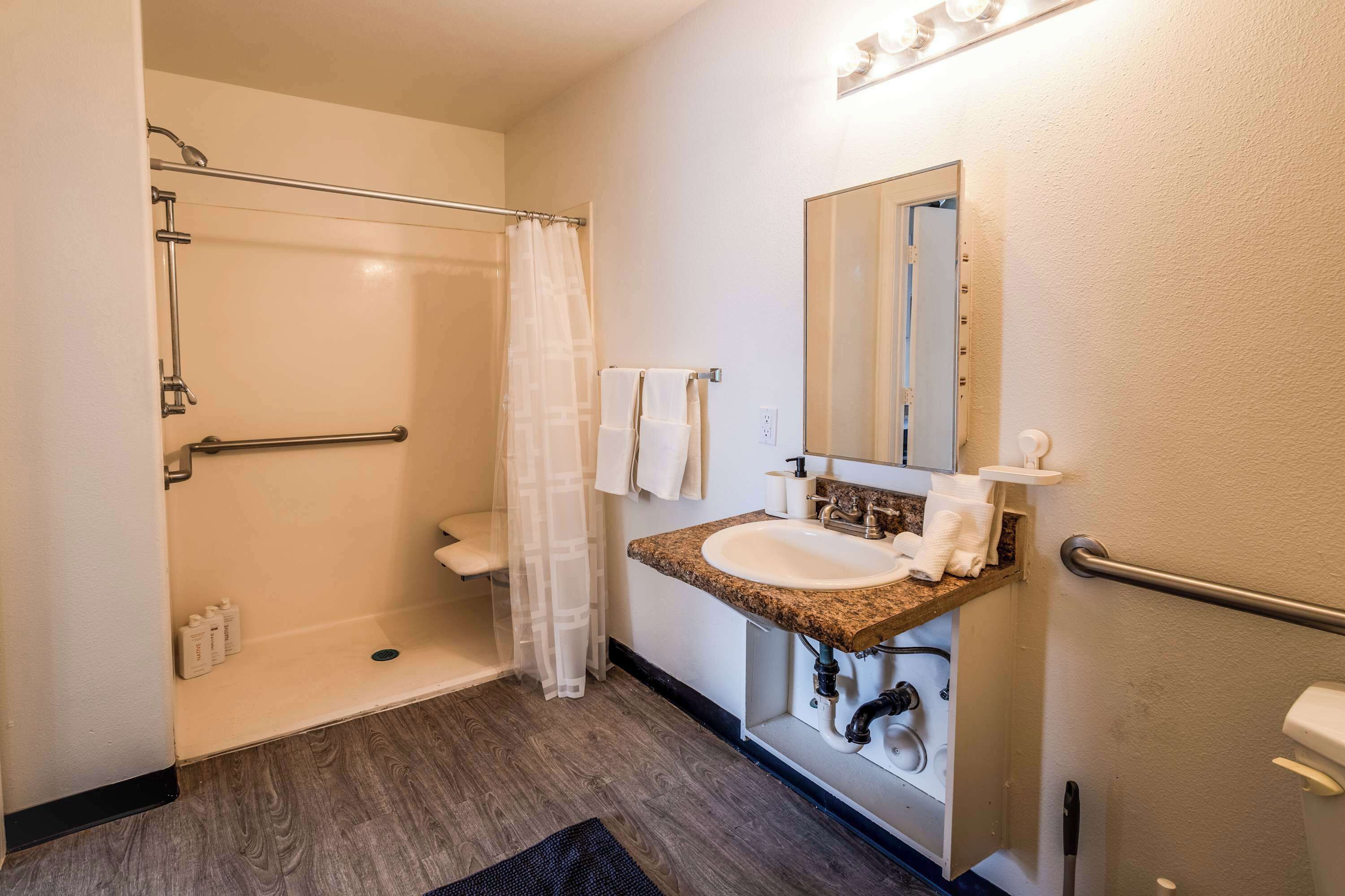 Shower, towels, shampoo
