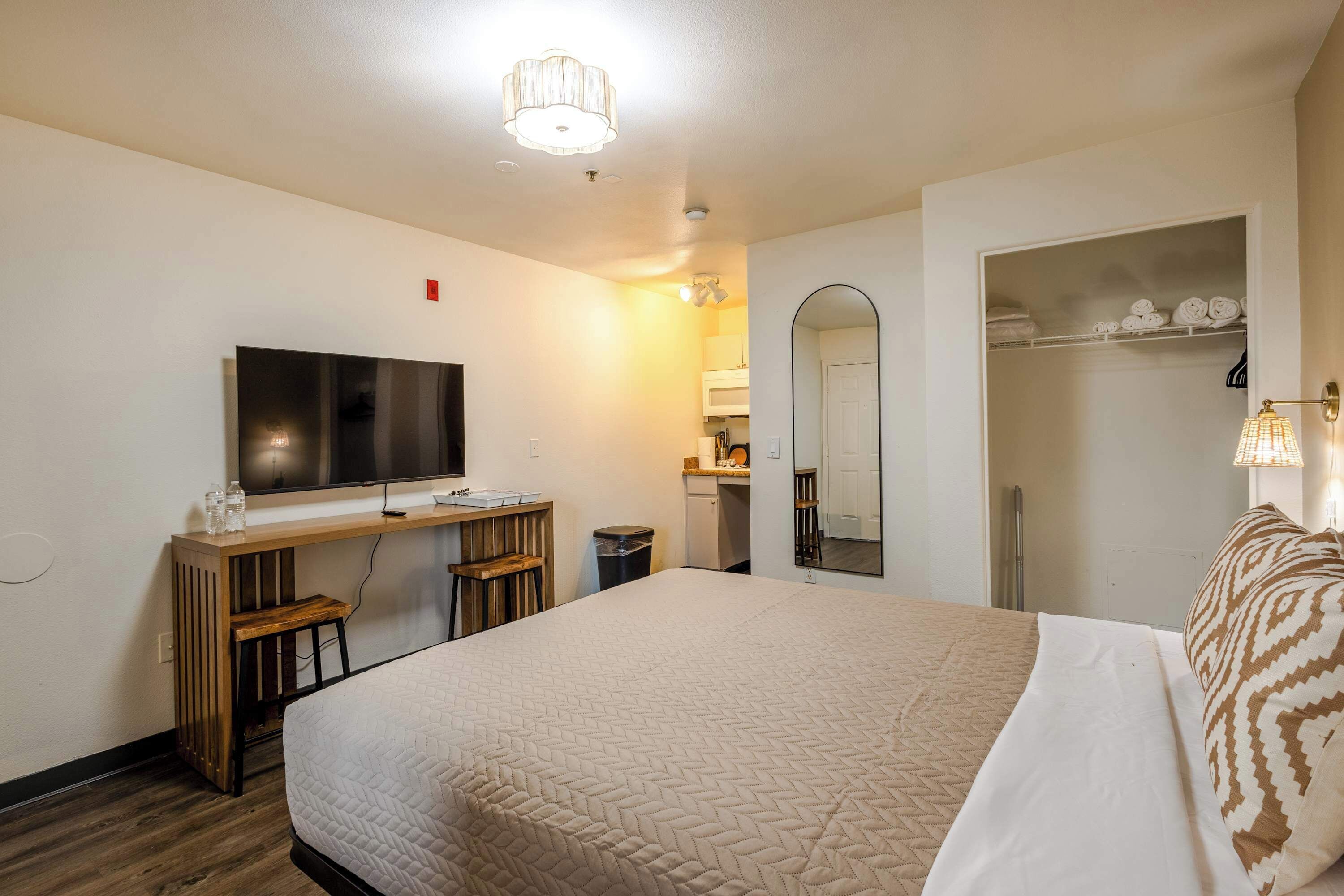 Travel crib, WiFi, bed sheets