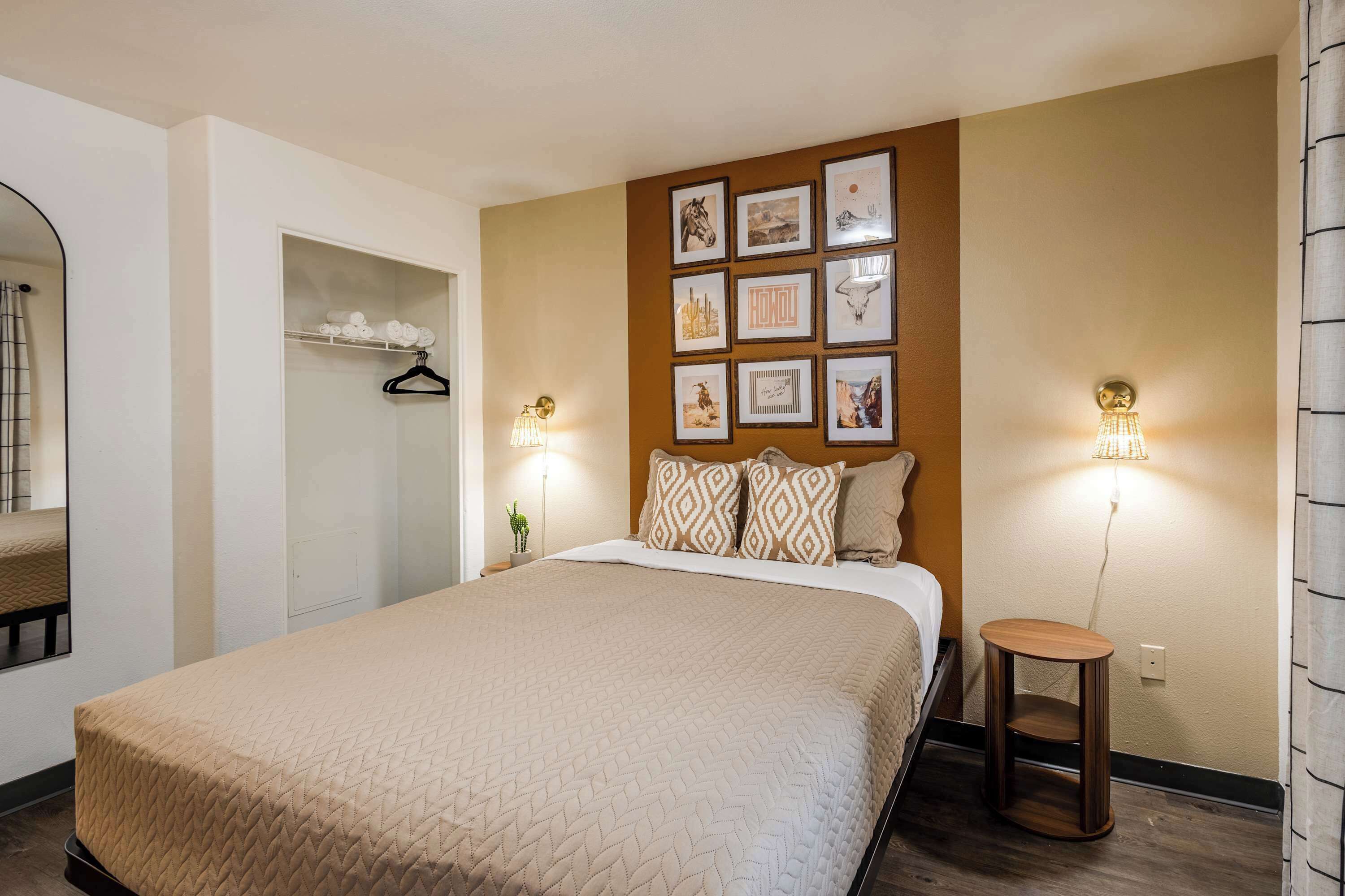 Travel cot, WiFi, bed sheets